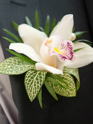 Костюм жениха украшает Бутоньерка №18 из крупного цветка орхидеи Цимбидиум
