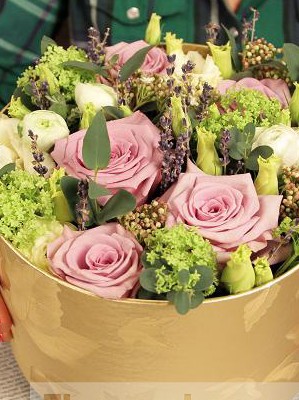 Сегодня ведущий флорист салона цветов Flower-shop.ru Ольга Косыгина покажет, как создать своими руками красивый и необычный подарок для родственницы, подруги, коллеги или любимой.