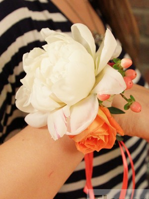 Ведущий флорист салона цветов Flower-shop.ru Ольга Косыгина покажет Вам, как сделать стильное украшения для себя и подруг из свежих цветов.