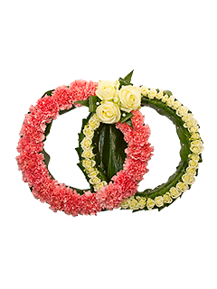 Композиция из гвоздик и роз для автомобиля «Свадебные кольца»