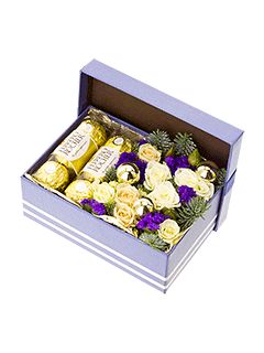 Новогодняя коробка с розами, статицей и конфетами  «Зимнее лакомство»