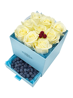 Композиция с ягодами в коробке «Розы и голубика»