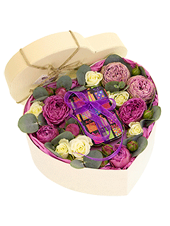 Композиция из кустовых роз в коробке «Бусинка»