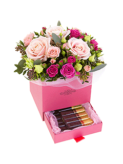 Композиция в коробке из роз и лизиантуса с шоколадом «Бранч»