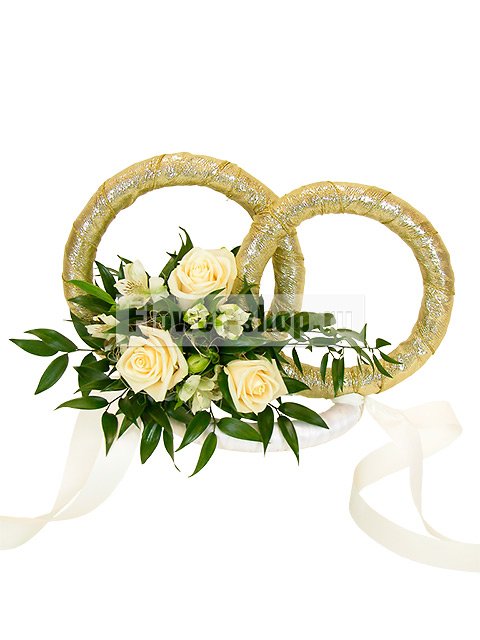 Свадебные кольца на автомобиль №1 из роз и альстромерии