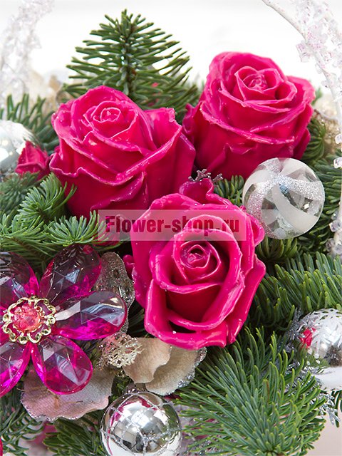 Новогодняя композиция с восковыми розами «Леди Винтер»