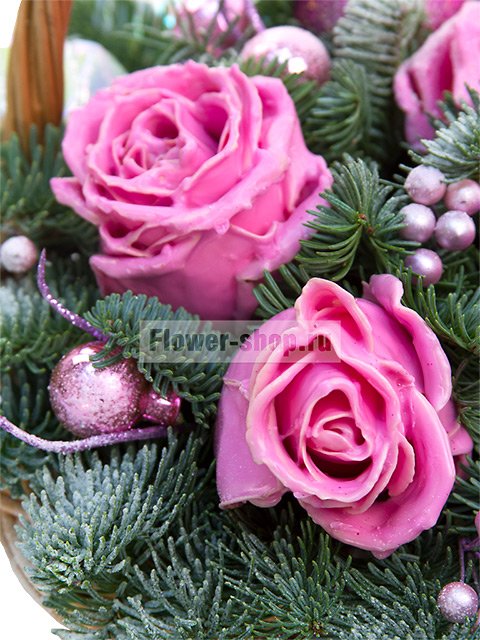 Новогодняя композиция в корзинке с еловыми ветками «Розовые леденцы»