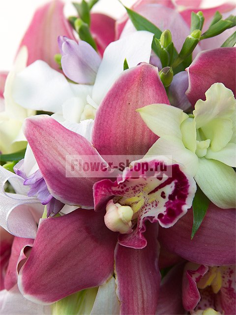 Букет невесты каскадный из орхидей и фрезий №35