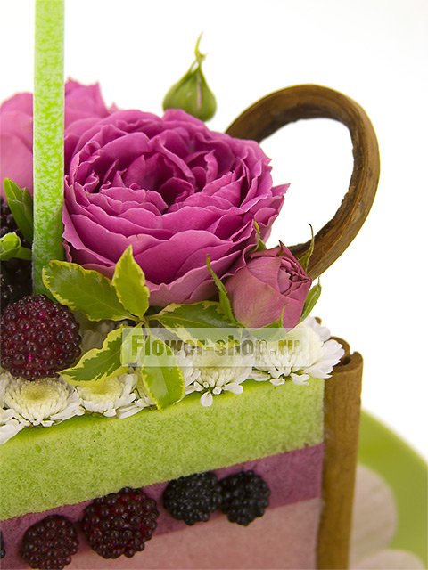 Цветочная композиция из роз и хризантем «Кусочек торта»