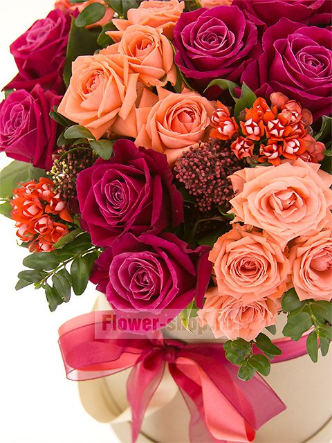 Коралловые и малиновые розы в шляпной коробке «Номинация»