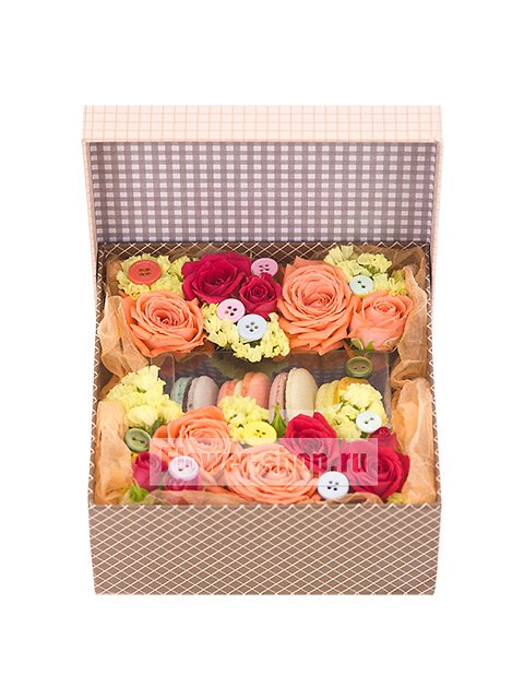 Композиция с розами и макарони в коробке «Пуговка»