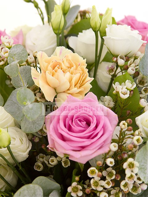 Европейский букет из роз, гвоздик и эвкалипта «Ларнака»