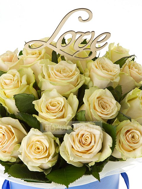 Букет из роз в шляпной коробке «Любовь – это...»