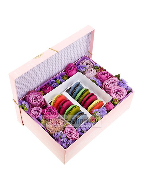 Композиция из роз с пирожными в коробке «Вкус жизни»