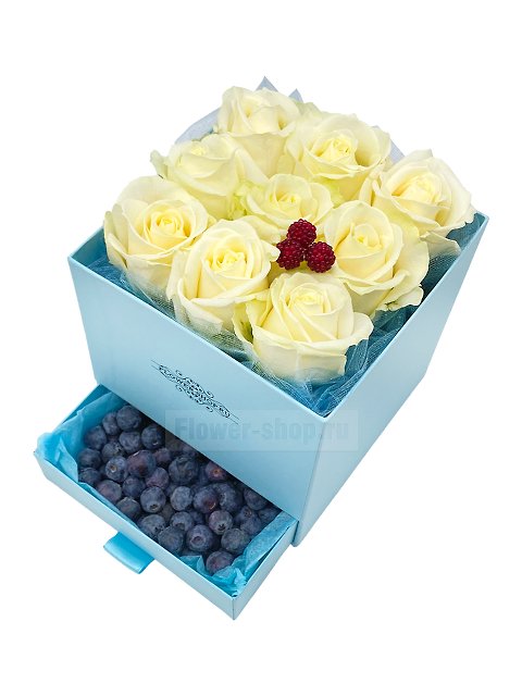 Композиция с ягодами в коробке «Розы и голубика»