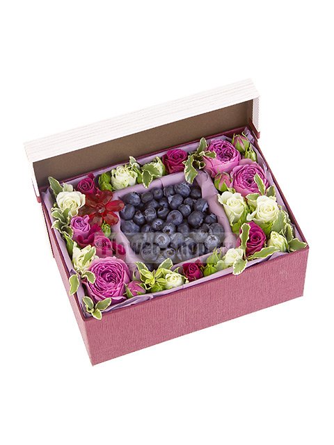 Композиция из кустовых роз в коробке «Моей ягодке»