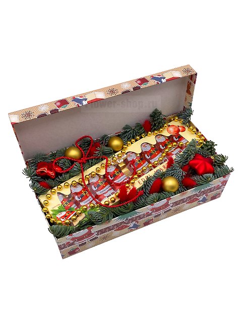 Новогодняя композиция с еловыми ветками в коробке «Подарок под елку»