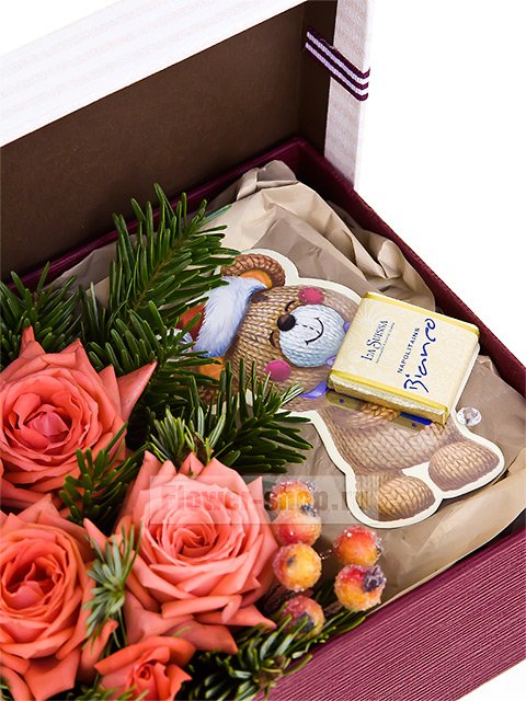 Композиция кустовых роз и еловых веток в коробке «Лесной почтальон»