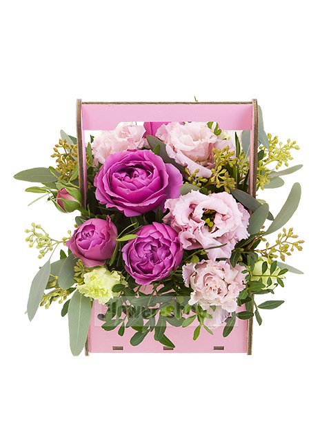 Композиция из роз и лизиантуса в деревянной коробке «Пинк»
