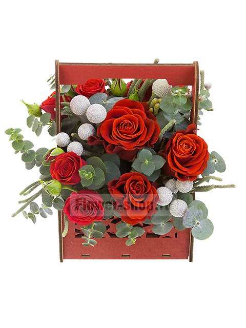 Композиция из роз в деревянной коробке «Ария»