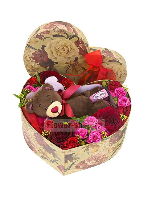 Композиция в коробке из роз с мягкой игрушкой «Цветочный сон»