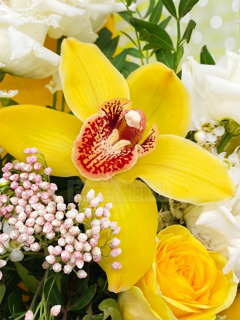 Букет из роз, лизиантуса и орхидеи «Южный ветер»