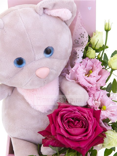 Композиция из розы и лизиантуса с мягкой игрушкой «Кошечка с цветами»
