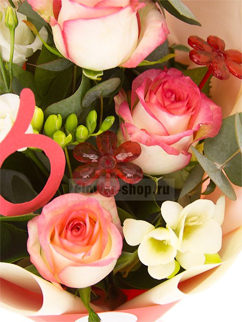 Букет из роз, лизиантусов и фрезий «Дни Тельца»