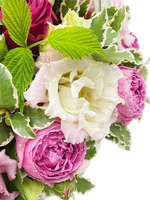 Корзина из роз и пионов «Мелодия цветущего сада»