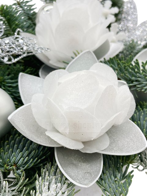 Новогодняя композиция с еловыми ветками «Ледяные лотосы»