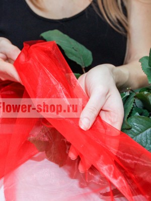 Для упаковки возьмем красную органзу, которая подчеркнет цвет наших роз.
