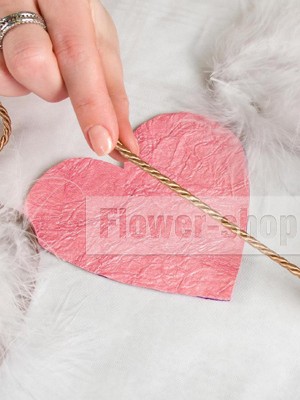 Чтобы скрыть неровности, по краям валентинки приклеиваем декоративный шнур: