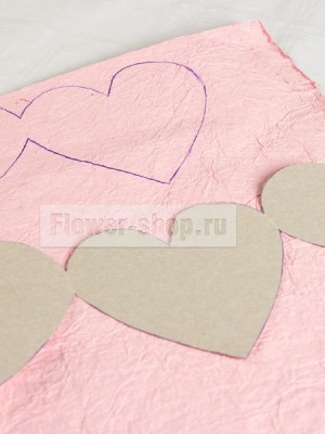 С помощью готовой формы рисуем контур сердца с одним крылом на розовой бумаге (мы взяли красивую фактурную бумагу ручной работы).
