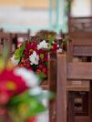 Столики ресторана украшали красочные цветочные композиции в бело-бордовой гамме.