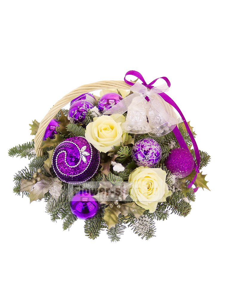 Новогодняя корзина с еловыми ветками и розами «Хрустальный звон»