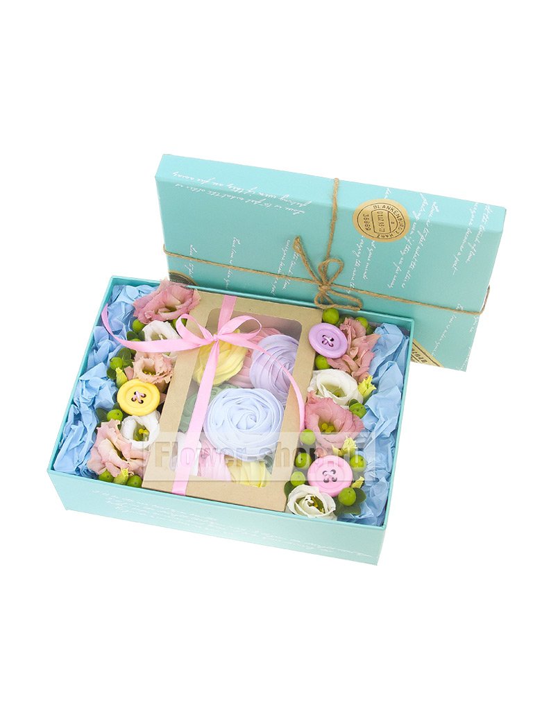 Коробка с цветами и меренгами «Десерт»