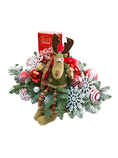 Новогодняя композиция с еловыми ветками и игрушкой  «Северный олень»