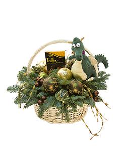 Новогодняя композиция в корзинке с еловыми ветками и игрушкой «Подарки Дракоши»