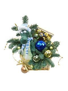 Новогодняя композиция в корзинке с еловыми ветками и игрушкой «Сладкий Год Дракона»