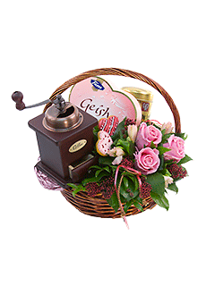 Корзина с восковыми розами, конфетами и кофе «Любительнице кофе»