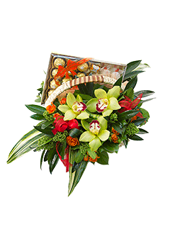 Корзина с орхидеями, розами и коробкой конфет «Овация»