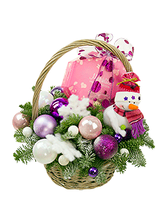 Новогодняя композиция в корзинке с еловыми веточками и игрушкой «Снеговик с подарком»