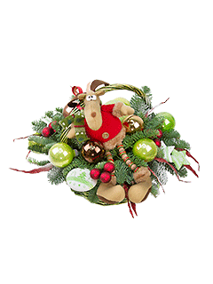 Новогодняя композиция в корзинке с еловыми ветками и игрушкой «Олененок Санты»