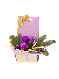 Новогодняя корзина с еловыми ветками  и коробкой конфет «Лиловый презент»