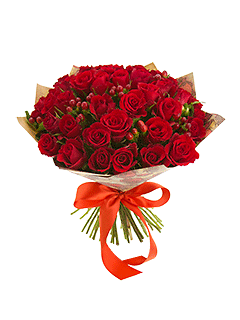 Букет из красных роз и гиперикума «Рубин»