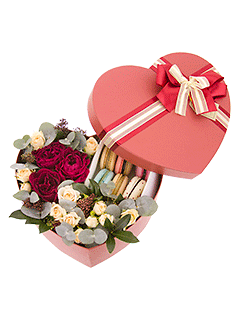 Коробка с цветами и макарони «Сладкие чувства»