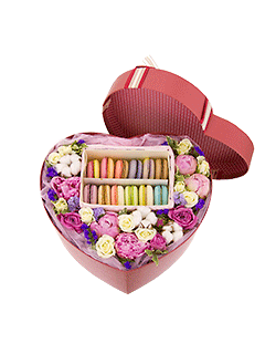 Коробка с цветами и макарони «Нежное чудо»
