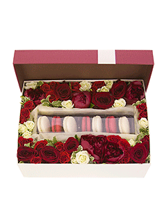 Коробка с цветами и макарони «Пирожно-цветочный комплимент»