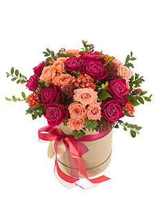 Коралловые и малиновые розы в шляпной коробке «Номинация»