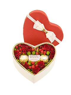 Композиция в форме сердца из роз с конфетами «Лакомка»